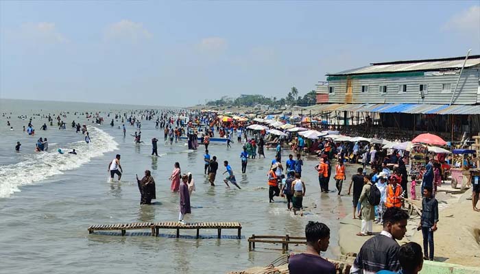 কুয়াকাটায় পর্যটকদের বাঁধভাঙা উল্লাস