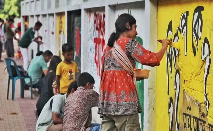 ঢাকা বিশ্ববিদ্যালয়: জুলাইয়ের স্মৃতি রক্ষায় দেয়ালে গ্রাফিতি পুনর্লিখন শুরু