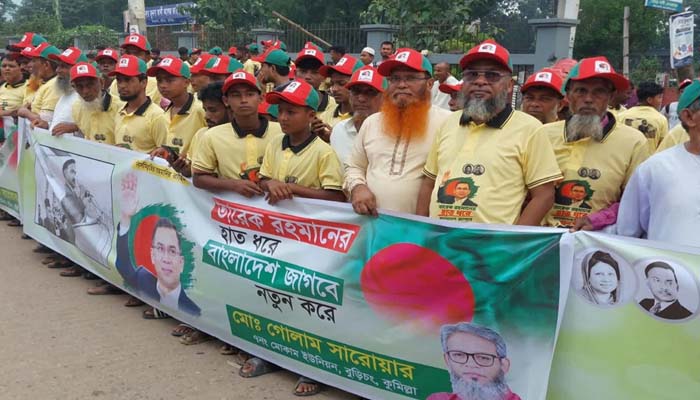 প্রধানমন্ত্রীকে স্বাগত জানাতে কুমিল্লায় মহাসড়কের দুপাশে হাজারো মানুষের ঢল