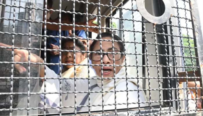 দিল্লিতে বিক্ষোভ: সিজেপির অভিজিৎ দীপকে, মমতা ব্যানার্জী, অরবিন্দ কেজরিওয়ালসহ আটক হাজারেরও বেশি