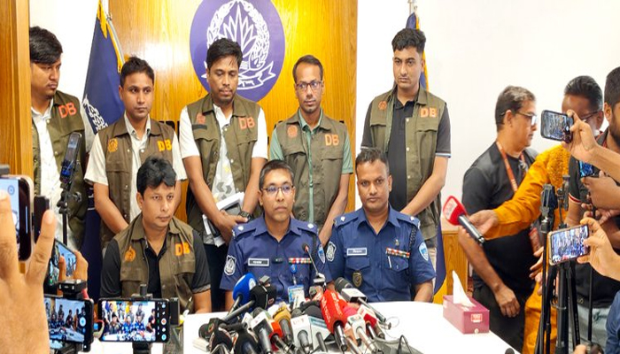 কুমিল্লায় স্কুলছাত্রী তাজমিনকে ধর্ষণের পর হত্যা: ছিনিয়ে নেওয়া আইফোন উদ্ধার, অটোচালক গ্রেপ্তার