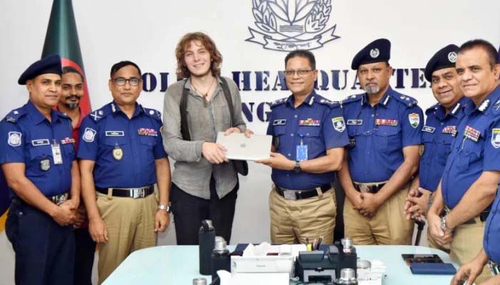 সেই জার্মান পর্যটকের ল্যাপটপ উদ্ধার করে হস্তান্তর করল পুলিশ